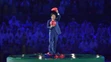 Japonský premiér Šinzo Abe  prevzal symbolickú štafetu počas záverečného ceremoniálu LOH v Riu.