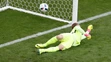 Anglický brankár Joe Hart inkasuje gól po priamom kope Walesana Garetha Balea.