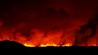 Dym stúpa po erupcii sopky, ku ktorej došlo severne od prístavného mesta Grindavík na polostrove Reykjanes