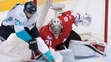 Thomas Vanek (Tím Európy) sa snaží prekonať kanadského brankára Carey Pricea.