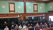 Muži obžalovaní z účasti na teroristickom útoku v Crocus City Hall v marci 2024 počúvajú verdikt v sklenenej klietke na Moskovskom mestskom súde.