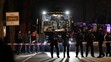Policajti stoja pred autobusom Borussie Dortmund, pri ktorom vybuchli nálože pred štvrťfinále LM proti Monacu.