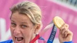 Zuzana Rehák Štefečeková so zlatou olympijskou medailou.