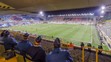 Policajti sedia na prázdnom štadióne počas zápasu D-skupiny EL UEFA medzi FC Bruggy a SSC Neapol.