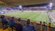 Policajti sedia na prázdnom štadióne počas zápasu D-skupiny EL UEFA medzi FC Bruggy a SSC Neapol.