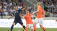 Stanislav Lobotka (vľavo) v súboji o loptu s Holanďanom Matthijsom de Ligtom (v strede) v prípravnom zápase.