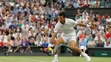 Novak Djokovič odvracia úder Adriana Mannarina v osemfinále Wimbledonu.