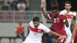 Katarský hráč Mohammed Muntari (vpravo) a turecký hráč Arda Turan v prípravnom zápase.