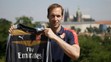  Český reprezentačný brankár Petr Čech pózuje fotografom s brankárskym dresom Arsenalu Londýn.