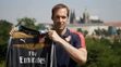  Český reprezentačný brankár Petr Čech pózuje fotografom s brankárskym dresom Arsenalu Londýn.