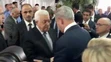 Palestínsky prezident Mahmúd Abbás si podal ruku na pohrebe Šimona Peresa s premiérom Benjaminom Netanjahuom.