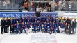 Na snímke slovenský hokejový tím pózuje s trofejou po víťazstve.