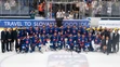 Na snímke slovenský hokejový tím pózuje s trofejou po víťazstve.