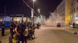 Francúzski policajti počas potýčky medzi anglickými fanúšikmi a Marseillelčanmi.