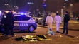 Zakryté telo Anisa Amriho, ktorý zomrel pri prestrelke s policajmi v meste Sesto San Giovanni.