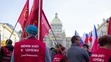 Na snímke účastníci demonštrácie s názvom Nenásilná revolúcia - Česká republika na 1. mieste, na ktorej ľudia protestujú proti vláde českého premiéra Petra Fialu.