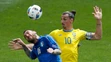 Zlatan Ibrahimovič (vpravo) a taliansky protivník Daniele De Rossi v hlavičkovom súboji na ME vo Francúzsku.