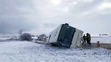 Prevrátený autobus za Popradom.