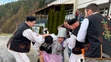 Členovia Folklórneho súboru Krompašan z Krompách oblievali a šibali svoje kolegyne nielen v meste, ale i v susednej obci Slovinky.