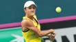 Arina Rodionovová (Austrália) odvracia loptičku proti Anne Karolíne Schmiedlovej (Slovensko).