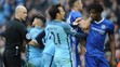 Potýčka v šlágri kola anglickej Premier League medzi Man City a Chelsea, na zemi leží hráč hostí David Luiz.
