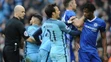 Potýčka v šlágri kola anglickej Premier League medzi Man City a Chelsea, na zemi leží hráč hostí David Luiz.