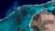 Na satelitnej snímke z 12. augusta 2020 loď MV Wakashio (hore vľavo), z ktorej unikajú ropné látky pri pobreží ostrova Maurícius