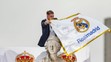 Kapitán Realu Madrid Sergio Ramos na madridskom námestí Cibeles pri oslavách titulu v Ligy majstrov.