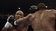 Bývalý svetový šampión v ťažkej váhe Mike Tyson (vľavo) úderom zasahuje Dannyho Williamsa (30. júla 2004).