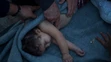 Lekári oživujú malé dievčatko, ktoré sa nachádzalo na lodi s migrantami.