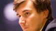 Nórsky úradujúci majster sveta Magnus Carlsen ťahá bielou vežou a berie čiernu figúrku vyzývateľovi Sergejovi Karjakinovi počas
