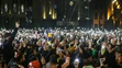 Na snímke protestujúci sa zhromažďujú pred budovou parlamentu 7. marca 2023 v Tbilisi. 