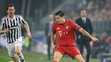 Vľavo hráč Stephan Lichtsteiner (Juventus) a Robert Lewandowski (Bayern) v osemfinále LM.