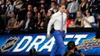 Connor Bedard kráča na pódium po tom, ako si ho Chicago vybralo na NHL drafte 2023 ako jednotku.