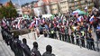 Účastníci protestu proti obrannej dohode s USA pred parlamentom.