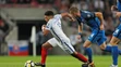 Alex Oxlade-Chamberlain (vľavo) uteká s loptou pred Jánom Ďuricom v kvalifikačnom zápase MS proti Anglicku.