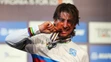 Majster sveta Peter Sagan so zlatou medailou v ústach.