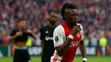 Útočník Ajaxu Bertrand Traoré sa teší z gólu proti Lyonu v semifinále EL. 
