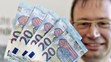 Uwe Schneider ukazuje nové dvadsaťeurové bankovky.
