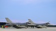Stíhačky F-16 americkej výroby, ktoré pristáli v priestoroch Leteckej základne Malacky-Kuchyňa.