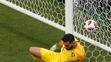 Edinson Cavani po skórovaní do portugalskej bránky, v ktorej chytal v osemfinále MS Rui Patricio.