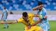 Sprava Eric Ramirez (Slovan) a Mateus Brunetti (DAC) bojujú o loptu v zápase 8. kola Fortuna ligy.