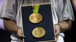 Zlatá olympijská medaila počas prezentácie v Olympijskom parku v Rio de Janeiro.