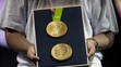 Zlatá olympijská medaila počas prezentácie v Olympijskom parku v Rio de Janeiro.