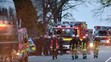 Zásah hasičov a policajtov po explózii bômb pri autobuse Borussie Dortmund.