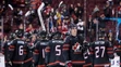 Zľava Fíni Eeli Tolvanen a Kaapo Kakko oslavujú gól vo štvrťfinále MS do 20 rokov proti Kanade.