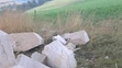 Zničený kríž v obci Kluknava