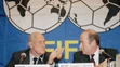 Na archívnej snímke z 27. októbra 1994 vtedajší prezident FIFA Joao Havelange a generálny sekretár FIFA Sepp Blatter.