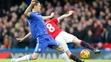 Hráč Chelsea Nemanja Matic (vľavo) a hráč Manchesteru United Juan Mata.