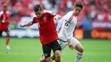 Rakúsky futbalista Zlatko Junuzovič (vľavo) a hráč Maďarska Ádám Nagy v dueli na ME vo Francúzsku.